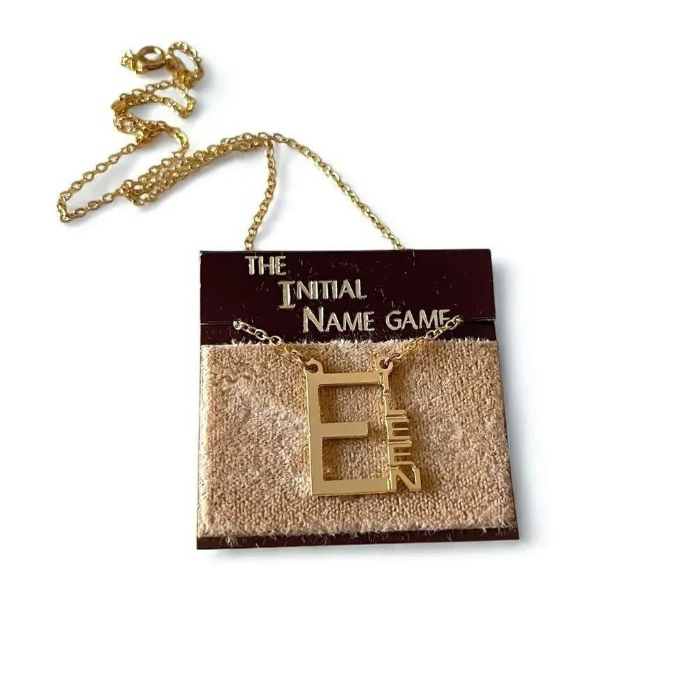 “Eileen” Gold Name Pendant Necklace